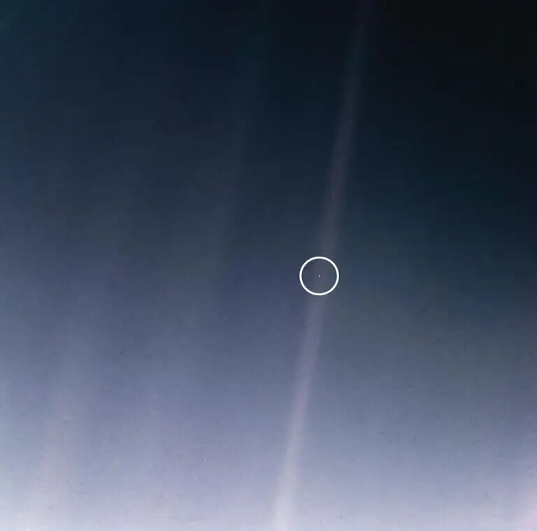 foto-Un punto azul pálido-Carl Sagan-Tierra-Universo-Espacio Fotografía Voyager 1 Un punto azul pálido Carl Sagan Tierra desde el espacio